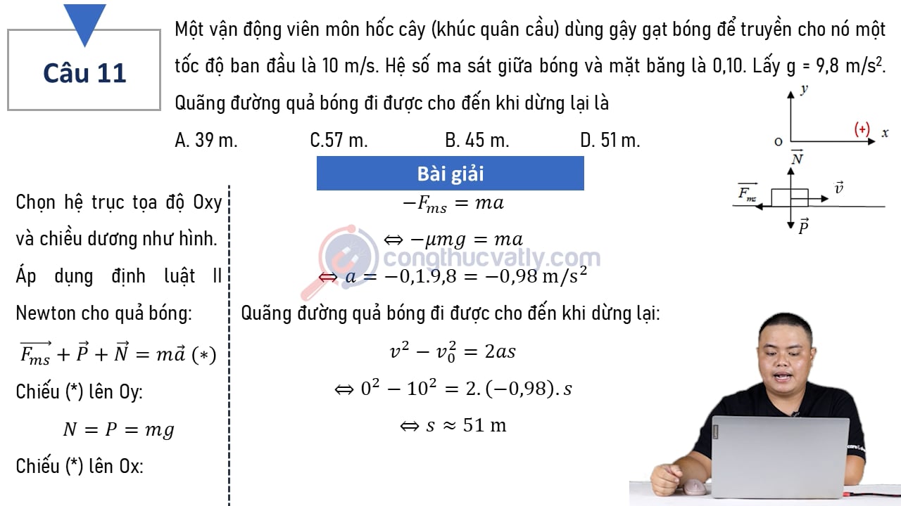 Một vận động viên môn hốc cây (khúc quân cầu) dùng gậy gạt bóng để truyền cho nó một tốc độ ban đầu là 10 m/s.