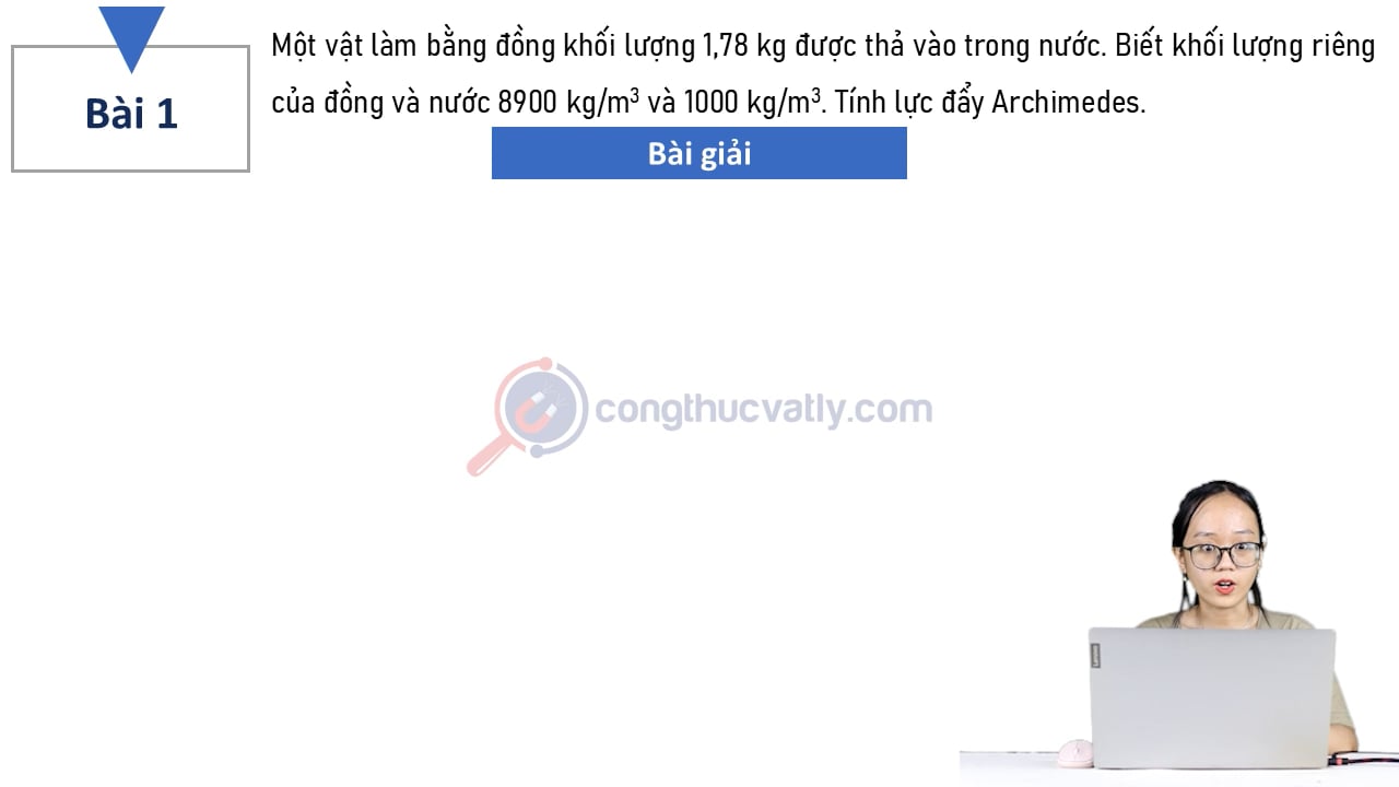 Một vật làm bằng đồng khối lượng 1,78 kg được thả vào trong nước.