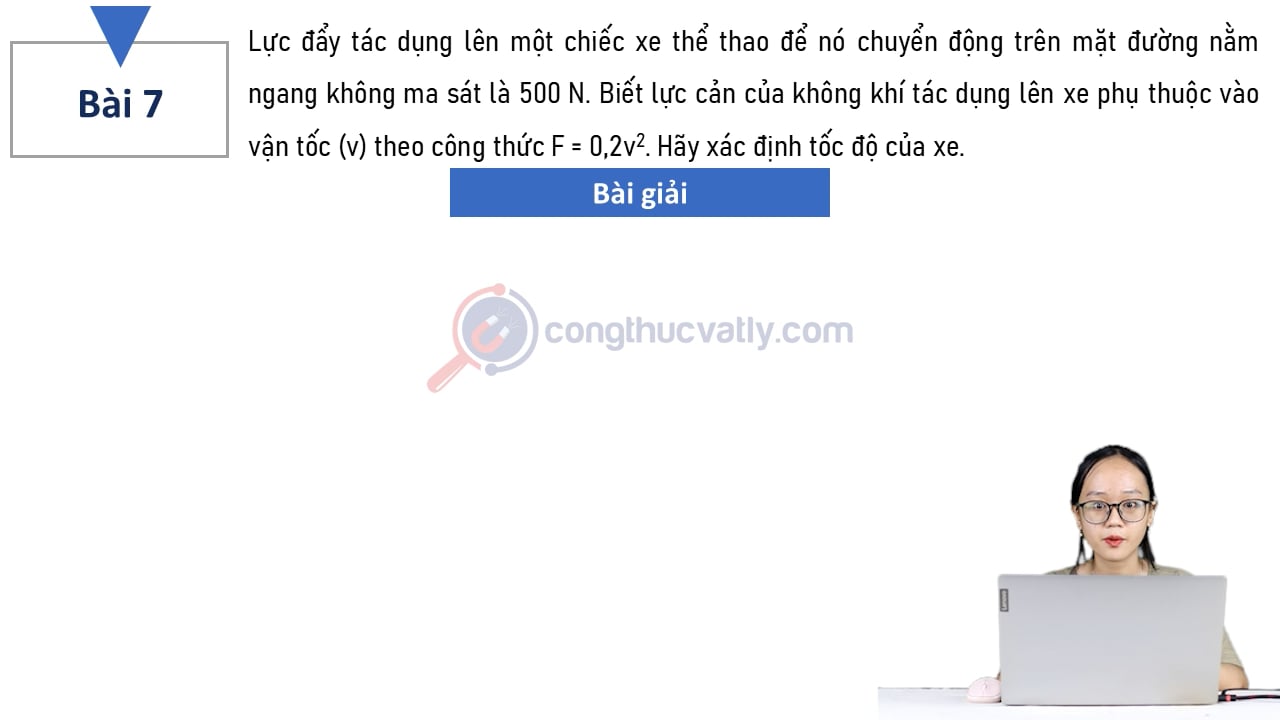 Lực đẩy tác dụng lên một chiếc xe thể thao để nó chuyển động trên mặt đường nằm ngang không ma sát là 500 N.