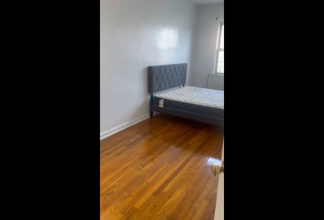 Big sized Room in Astoria/Ditmars Blvd area Main Photo
