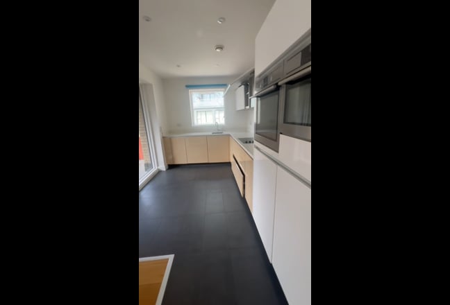 Double room available in 2 bed 2 bathroom flat Main Photo