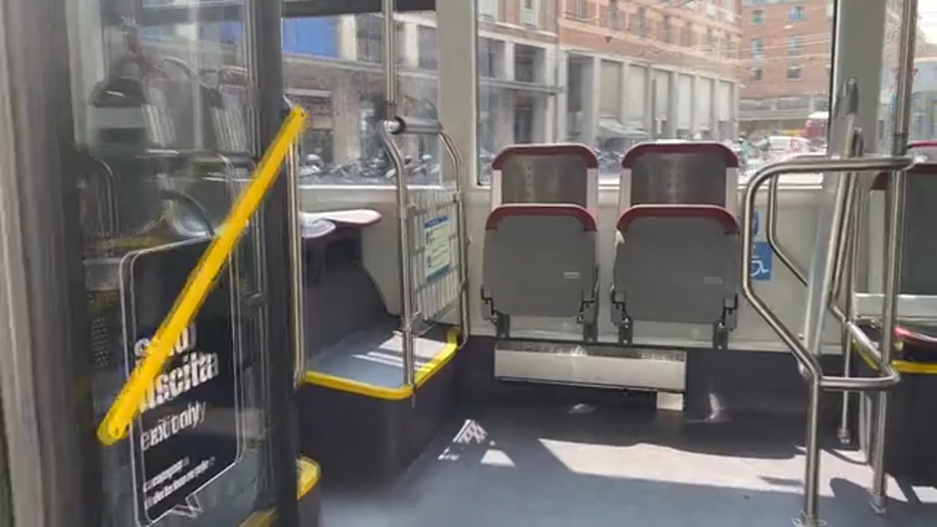 Nuovi monitor a bordo di 24 bus Tper della linea 21, serviranno in particolare alle persone sorde o con ipoacusia