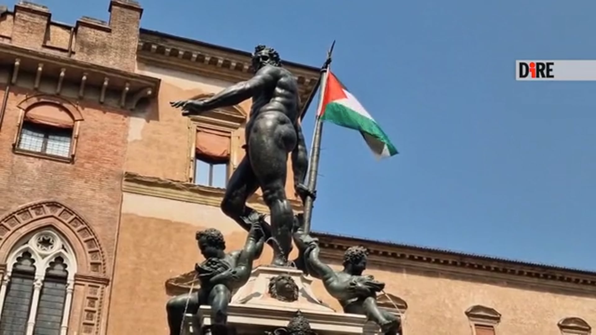 Bandiera della Palestina sulla statua del Nettuno a Bologna