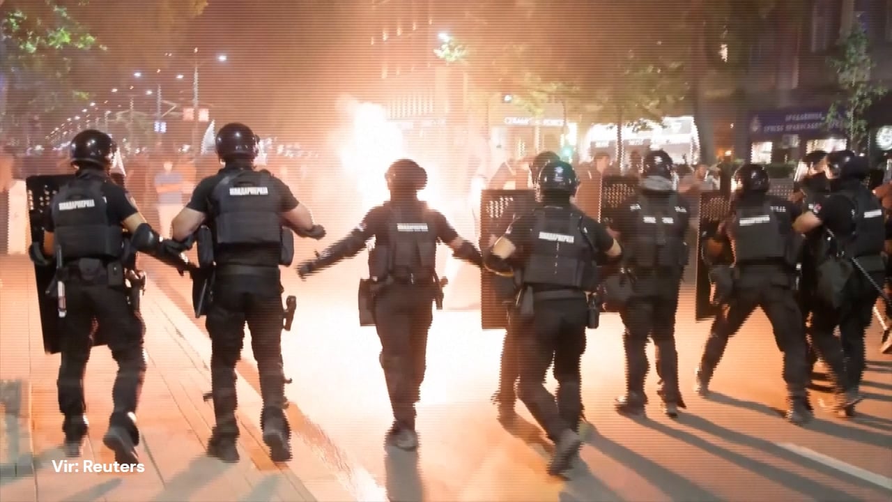 Beograd v plamenih: izbruhnili so brutalni spopadi, ranjenih in pridržanih več deset ljudi #foto