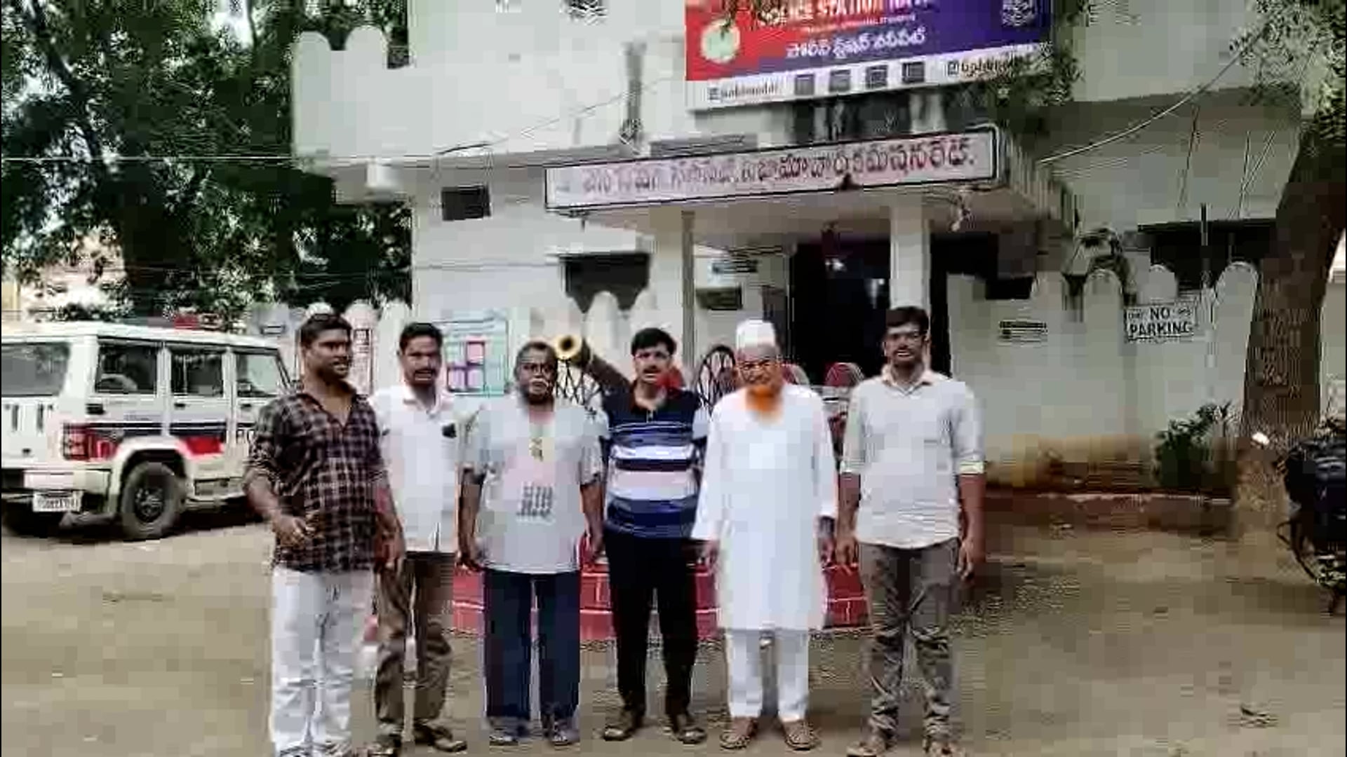 तेलगांना निज़ामाबाद जिला नवीपेट पुलिस थाना मैं टी यु सी के कार्यकर्तों को गिरफतार किया गया 