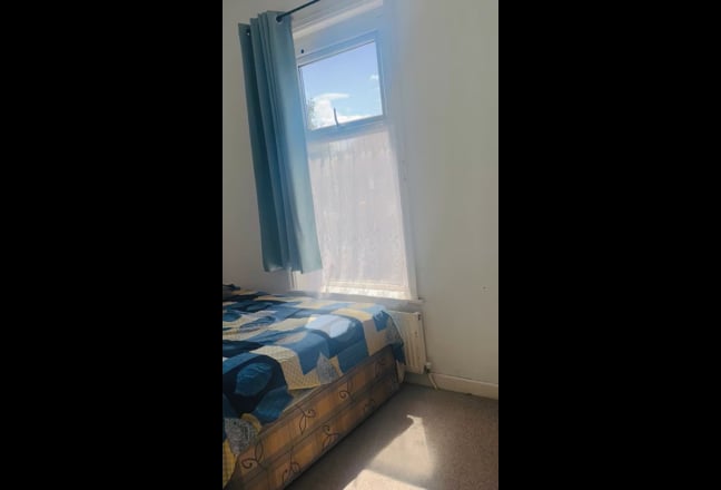 Spacious furnished double room including bills Main Photo