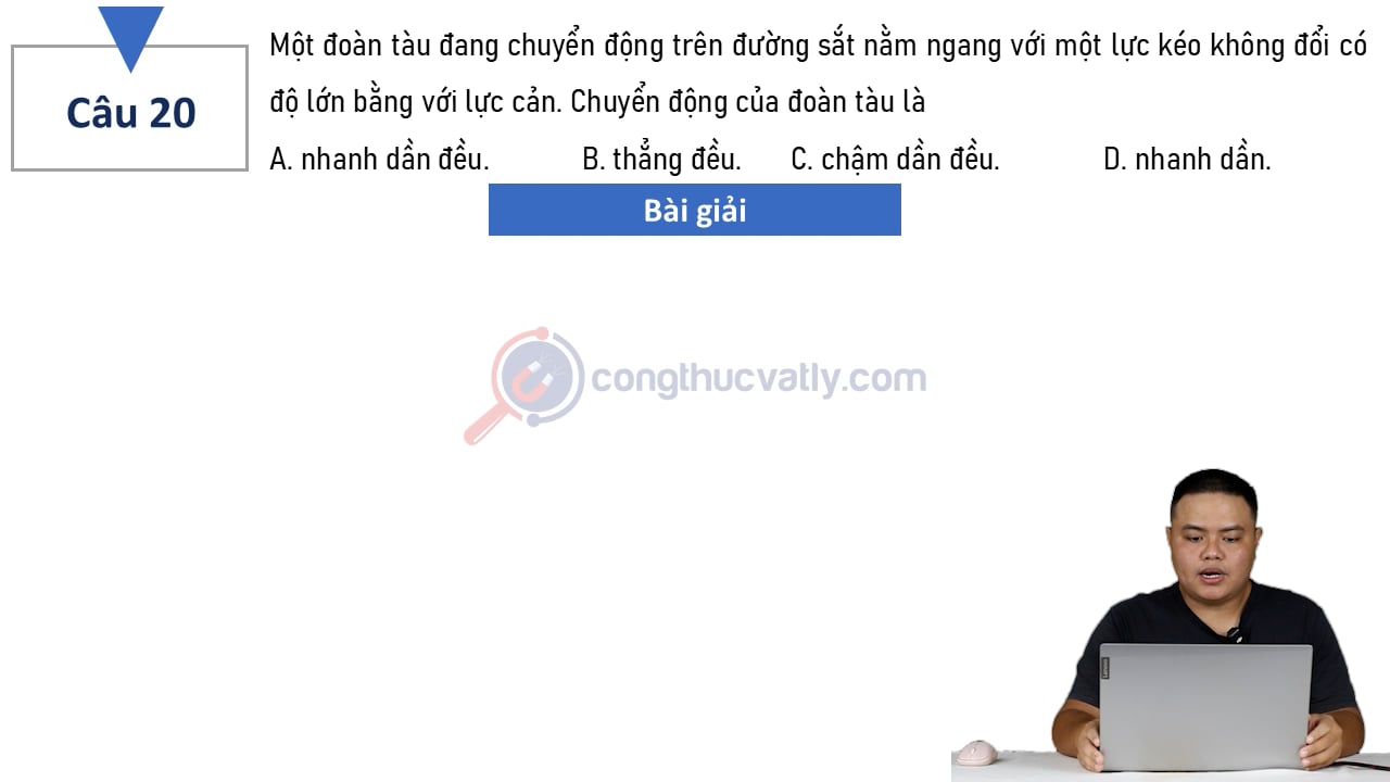 Một đoàn tàu đang chuyển động trên đường sắt nằm ngang với một lực kéo không đổi có độ lớn bằng với lực cản.