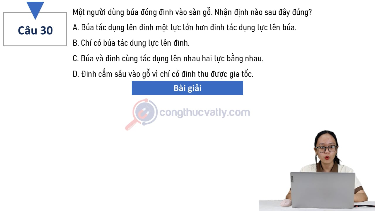 Một người dùng búa đóng đinh vào sàn gỗ. Nhận định nào sau đây là đúng?