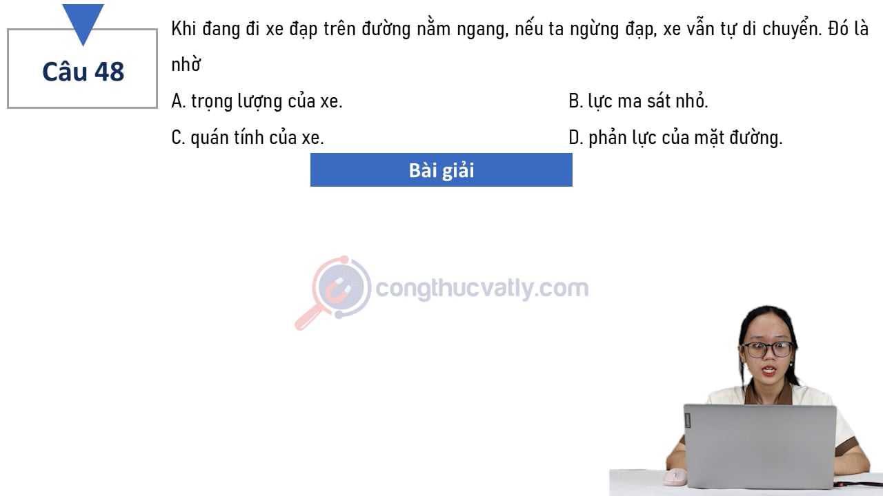 Khi đang đi xe đạp trên đường nằm ngang, nếu ta ngừng đạp, xe vẫn tự di chuyển.