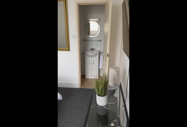 Room with En-suite available Main Photo