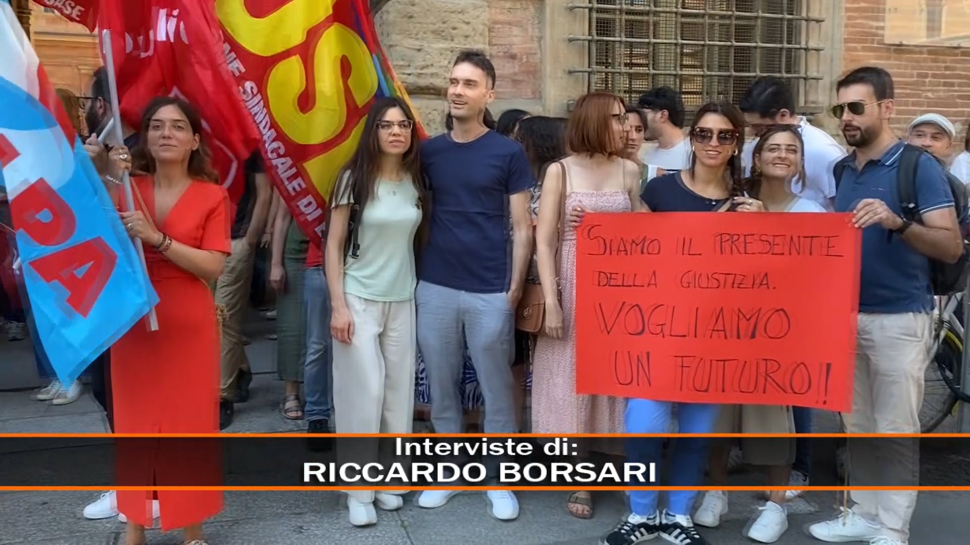 Protesta dei precari del tribunale davanti alla corte d’appello, chiedono di essere assunti a tempo indeterminato