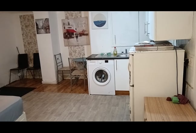  studio   flat   to   let  @  CT17  available now! Main Photo