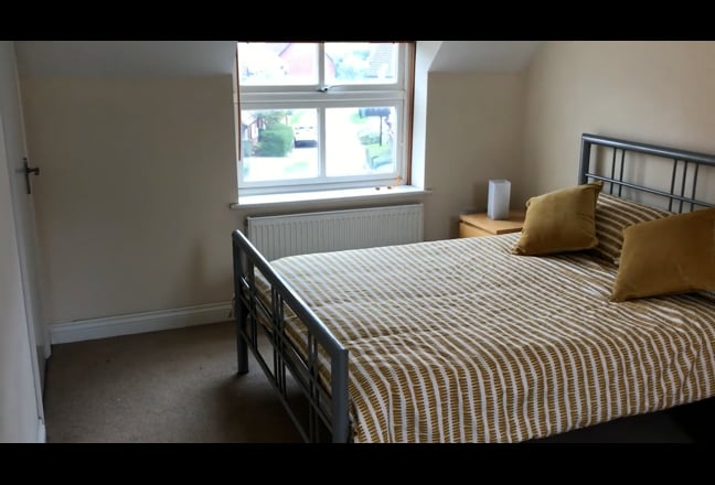 Double  room w/ shared bathroom - bills included  Main Photo