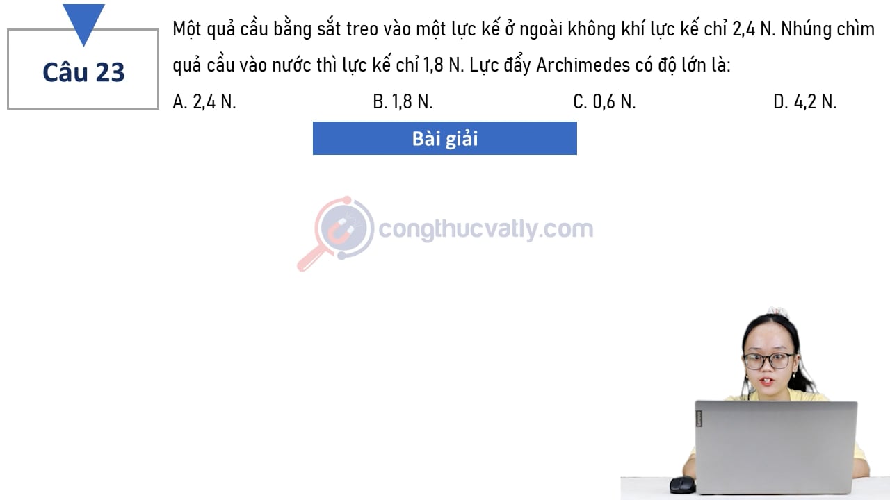 Một quả cầu bằng sắt treo vào một lực kế ở ngoài không khí lực kế chỉ 2,4 N.