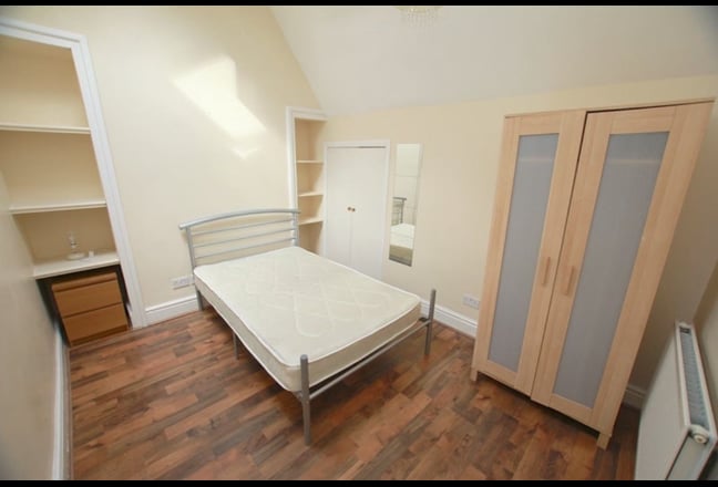 Liverpool: Bedroom in Shared Property No Deposit Main Photo