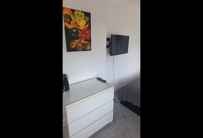 Comfy double bedroom with cieling fan & bathroom  Main Photo