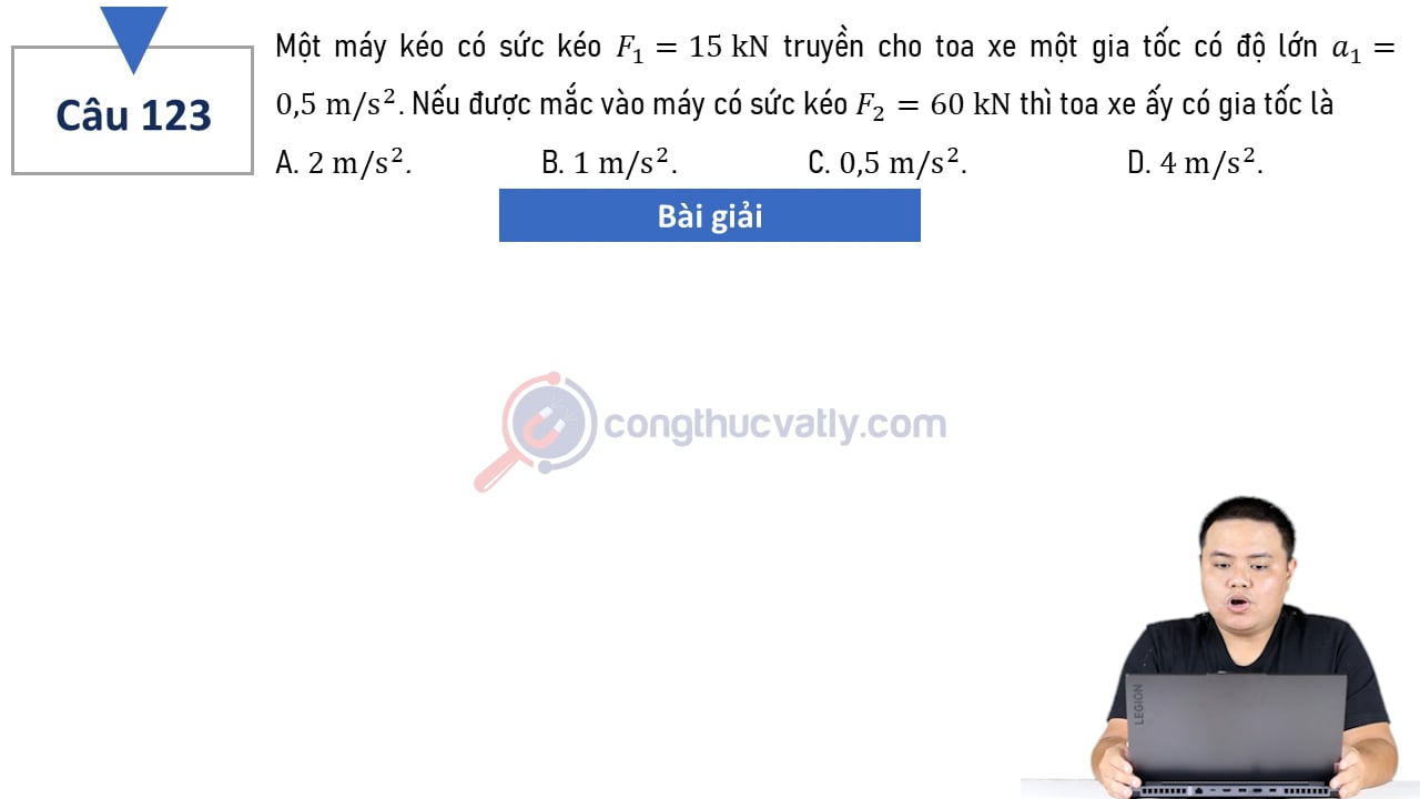 Một máy kéo có sức kéo F1 = 15 kN truyền cho toa xe một gia tốc có độ lớn a1 = 0,5 m/s^2. Nếu được mắc vào máy có sức kéo F2 = 20 kN thì gia tốc là?