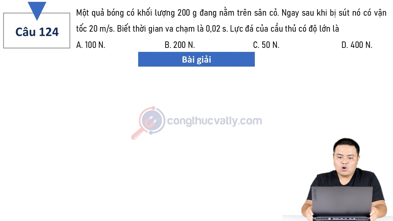Một quả bóng có khối lượng 200 g đang nằm trên sân cỏ. Ngay sau khi bị sút nó có vận tốc 20 m/s.