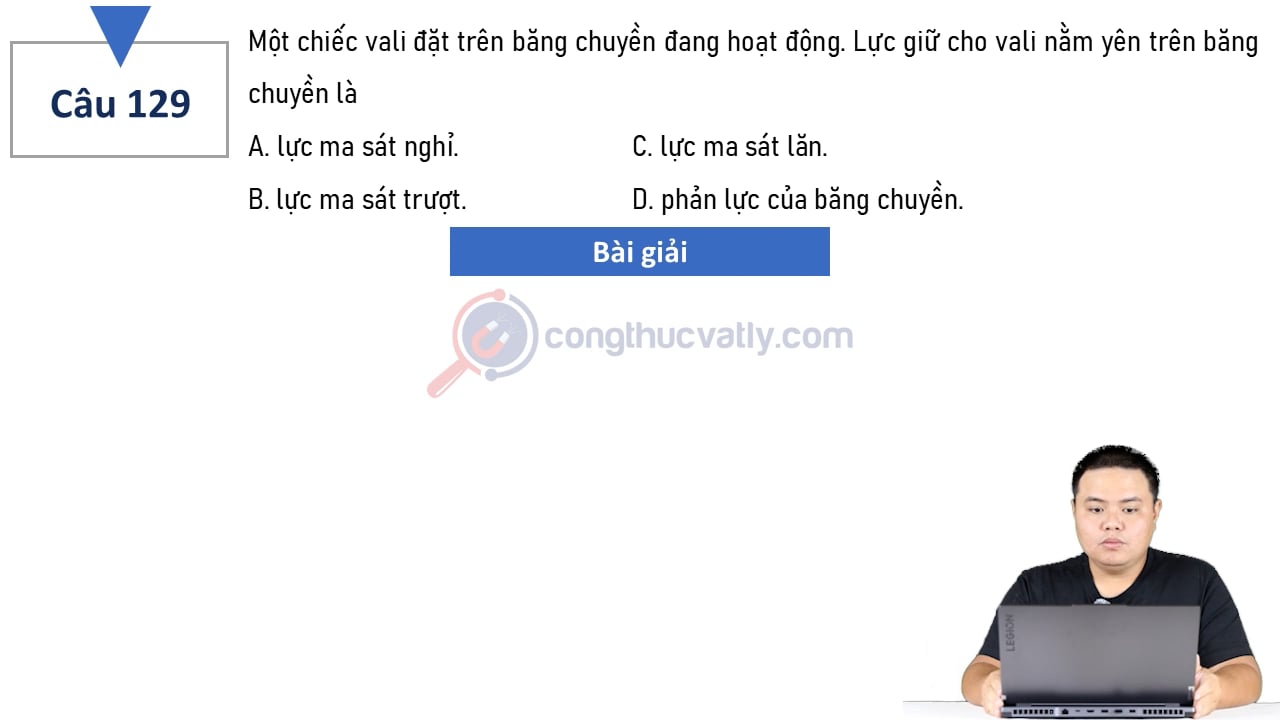 Một chiếc vali đặt trên băng chuyền đang hoạt động. Lực giữ cho vali nằm yên trên băng chuyền là