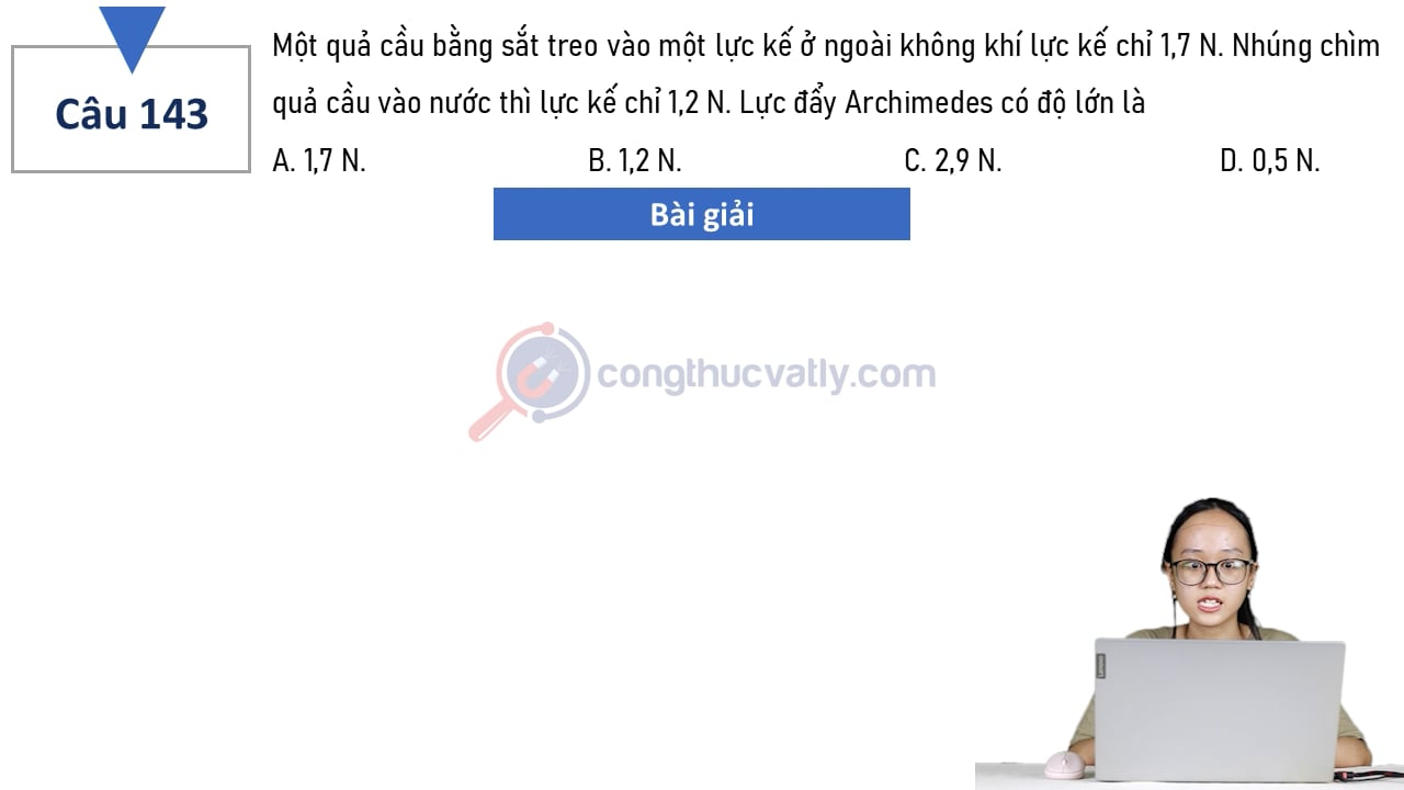 Một quả cầu bằng sắt treo vào một lực kế ở ngoài không khí lực kế chỉ 1,7 N. Nhúng chìm quả cầu vào nước thì lực kế chỉ 1,2N.