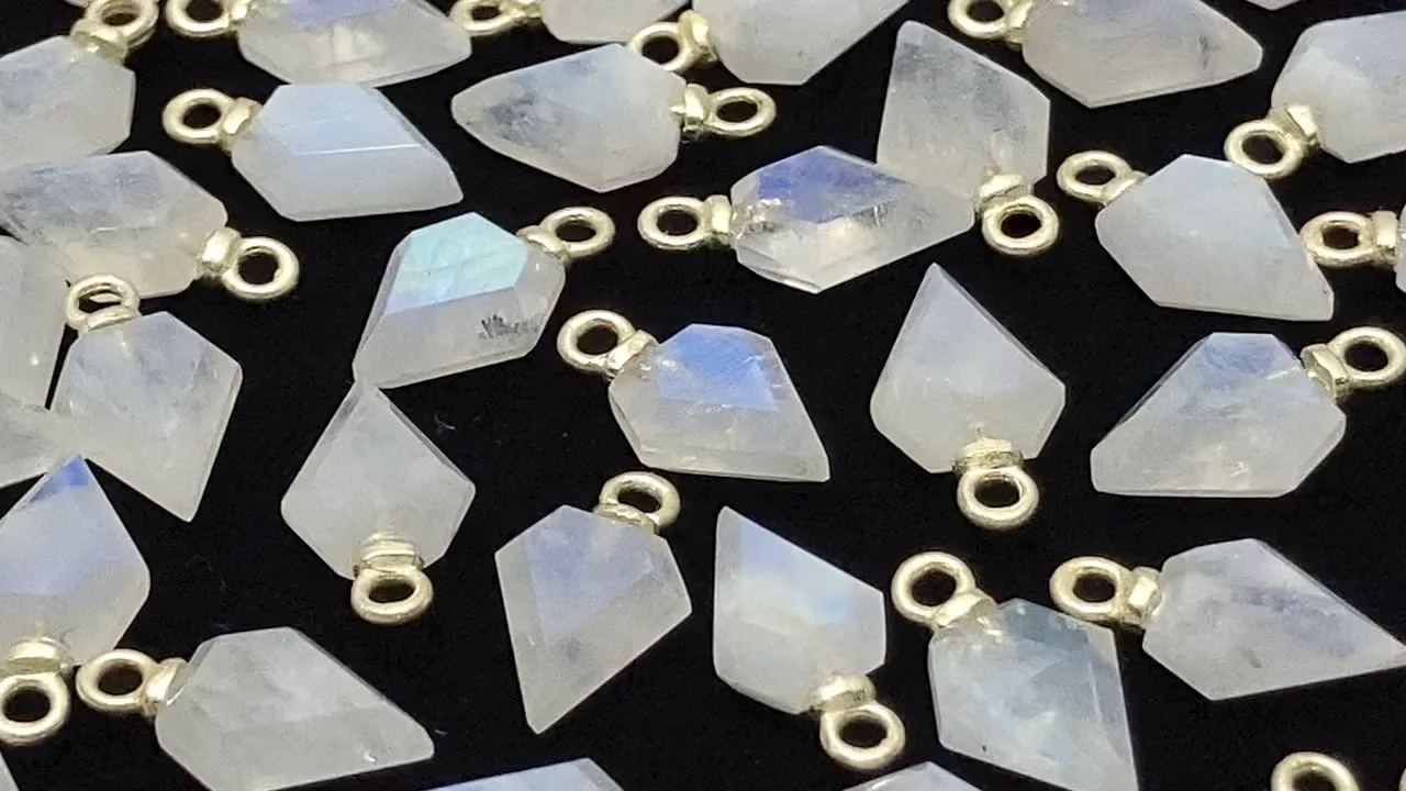 レインボームーンストーン アローズヘッド型 チャーム 2個｜天然石