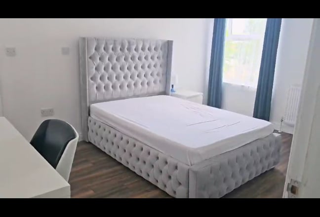 En-suite Double Bedroom Now available from August  Main Photo