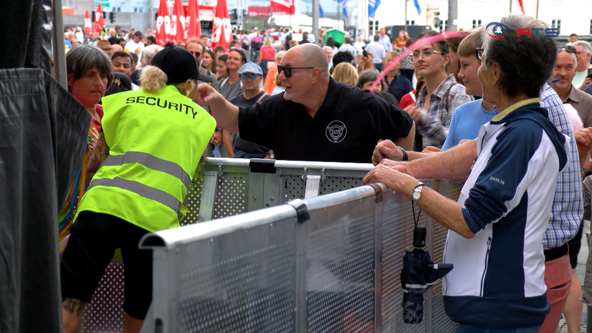 beim-feiern-sorgt-die-cult-crew-fuer-sicherheit