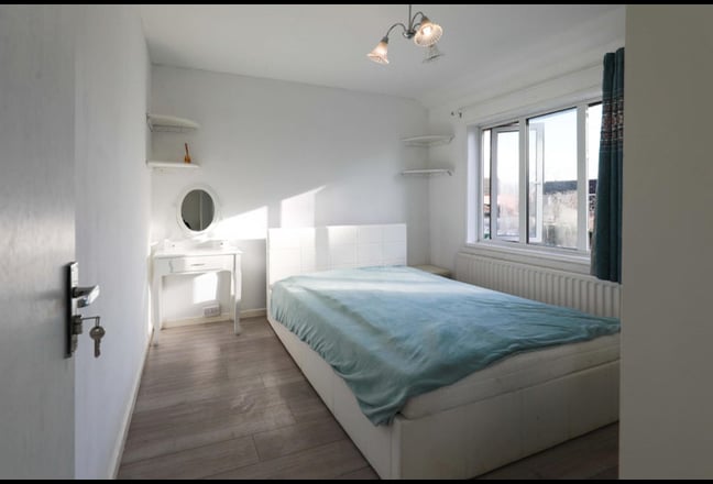 Cozy room close to the hospital Main Photo