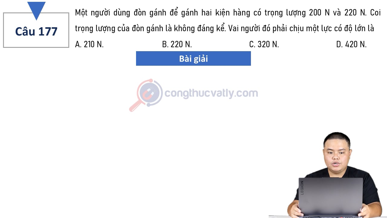 Một người dùng đòn gánh để gánh hai kiện hàng có trọng lượng 200 N và 220 N. Vai người đó phải chịu một lực có độ lớn là?