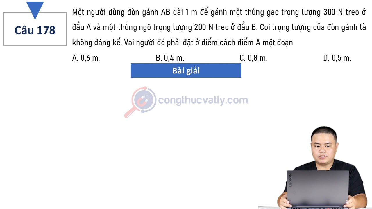 Một người dùng đòn gánh AB dài 1 m để gánh một thùng gạo trọng lượng 300 N treo ở đầu A và một thùng ngô trọng lượng 200 N treo ở đầu B.
