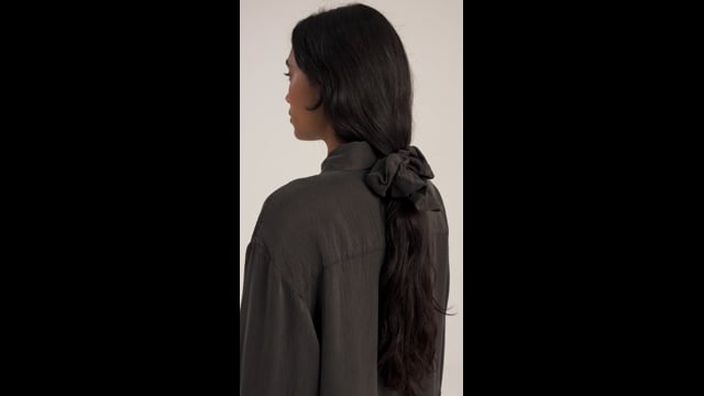 Scrunchie Seda Textura Cinza Roma