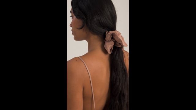 Scrunchie Seda Textura Bege Crajiru