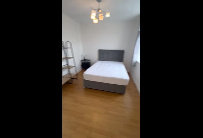 3 Large Furnished Double Bedrooms NO DEPOSIT Main Photo