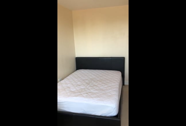 Summer let Double bedroom with shared balcony Main Photo