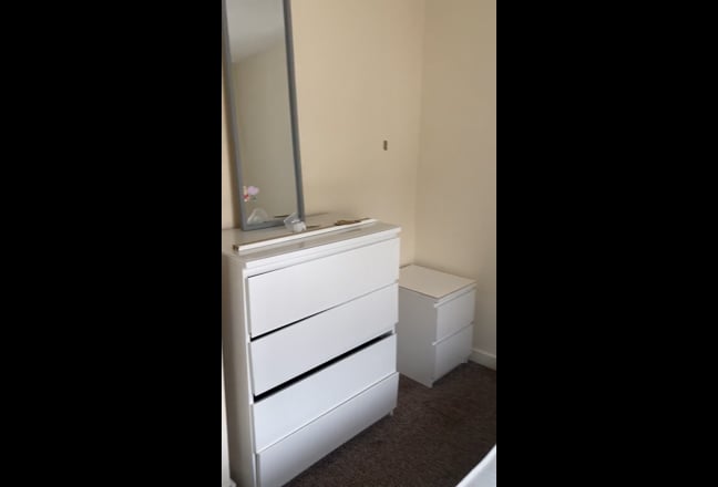 Double Room by Farnborough Station (Professionals) Main Photo