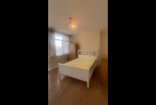 Video 1: Room 1: £254pw with bills included. (Available NOW)