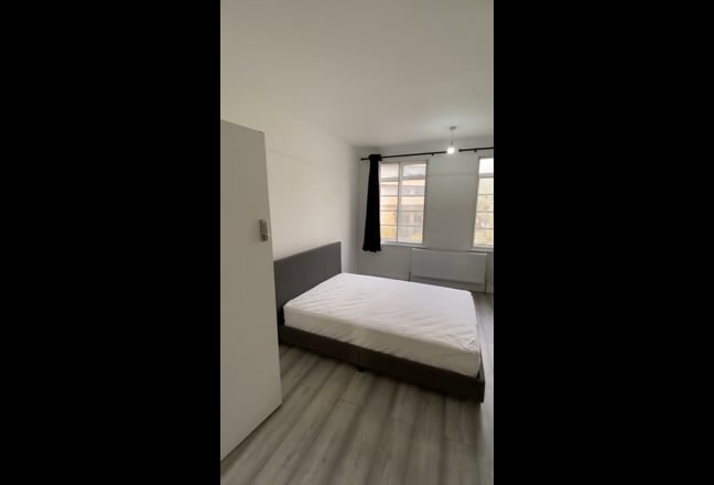 Large double bedroom in Ealing Broadway  Main Photo