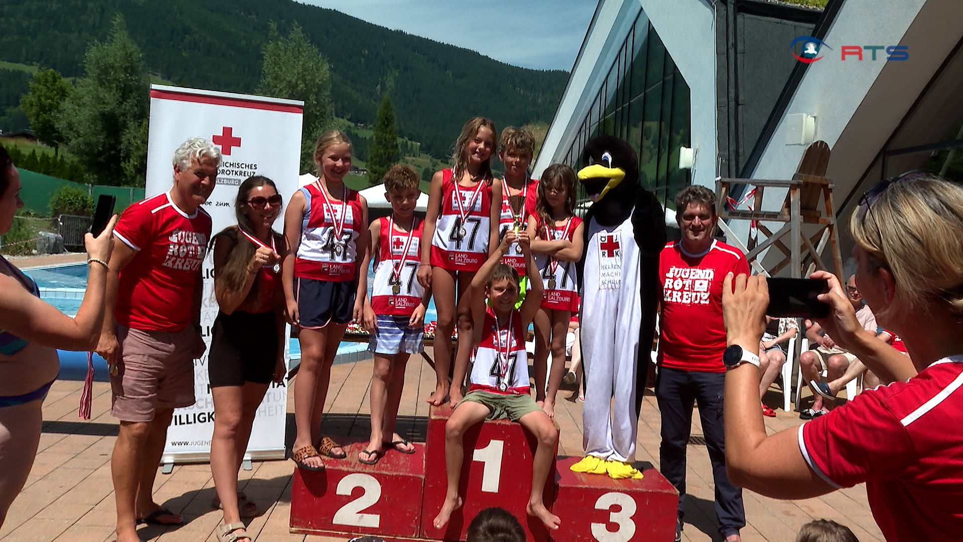sicher-im-schwimmbad-pinguincup-des-oesterreichischen-jugendrotkreuz-laedt-zum-schwimmevent