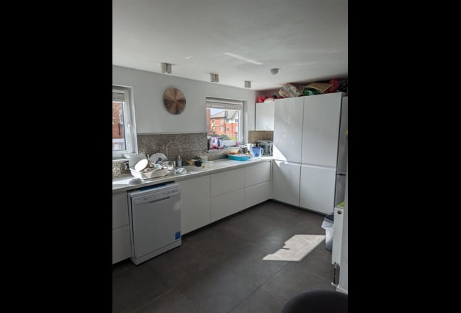 Video 1: Modern new kitchen for 4 people