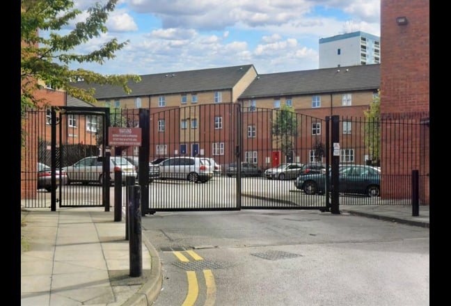 £99  pwk room inclusive, close to Uni and Centre.  Main Photo