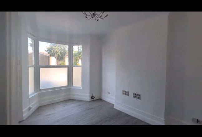 Newly Refurbished 2 Bed Flat With Garden Main Photo