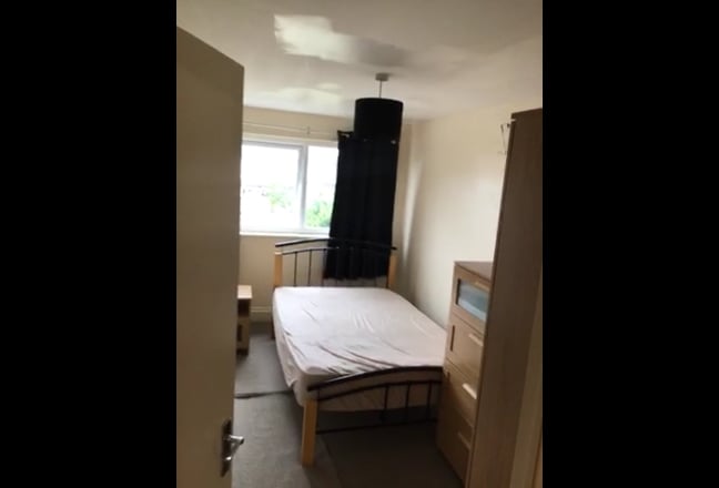 It’s a single neat and clean bedroom Main Photo