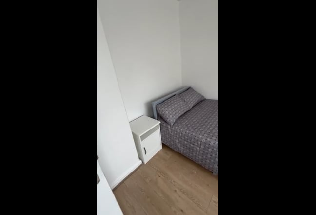 Bright Double Room in Newly Redecorated House SE2 Main Photo