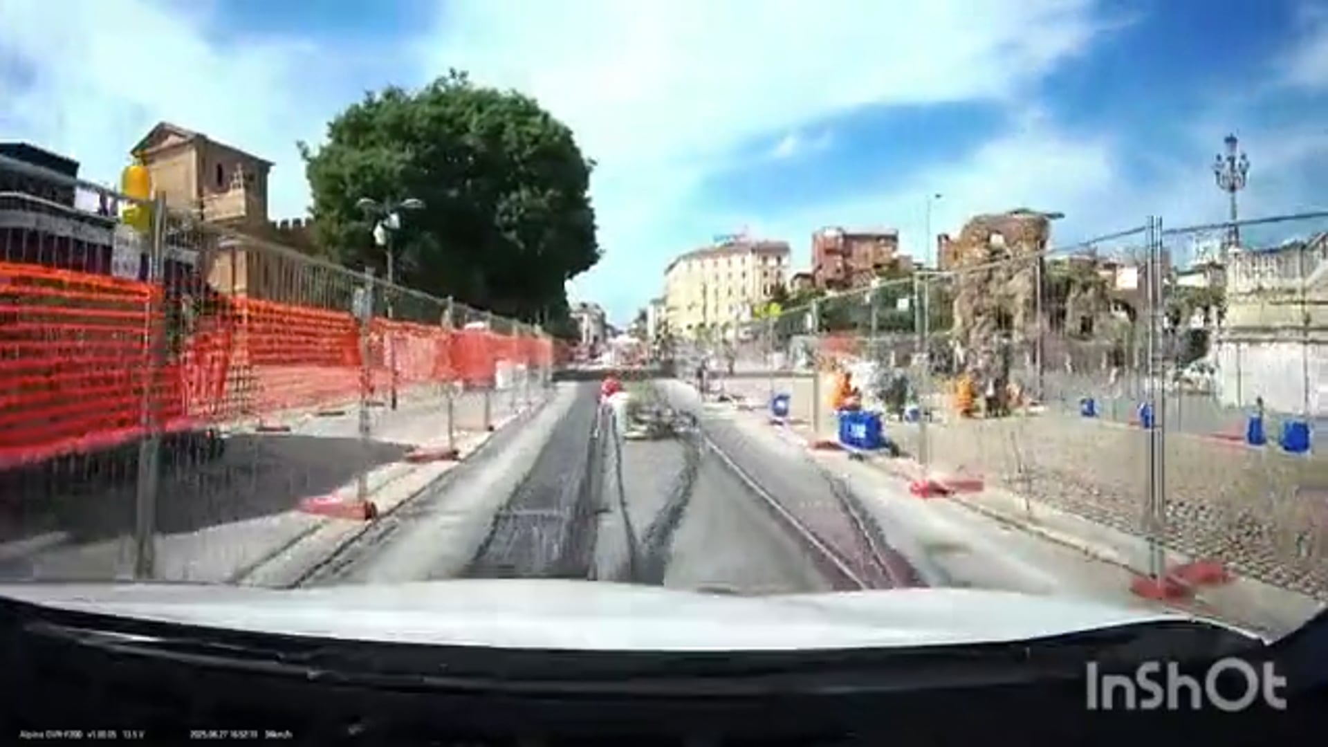 Cade dalla bici mentre cerca di evitare i binari del tram