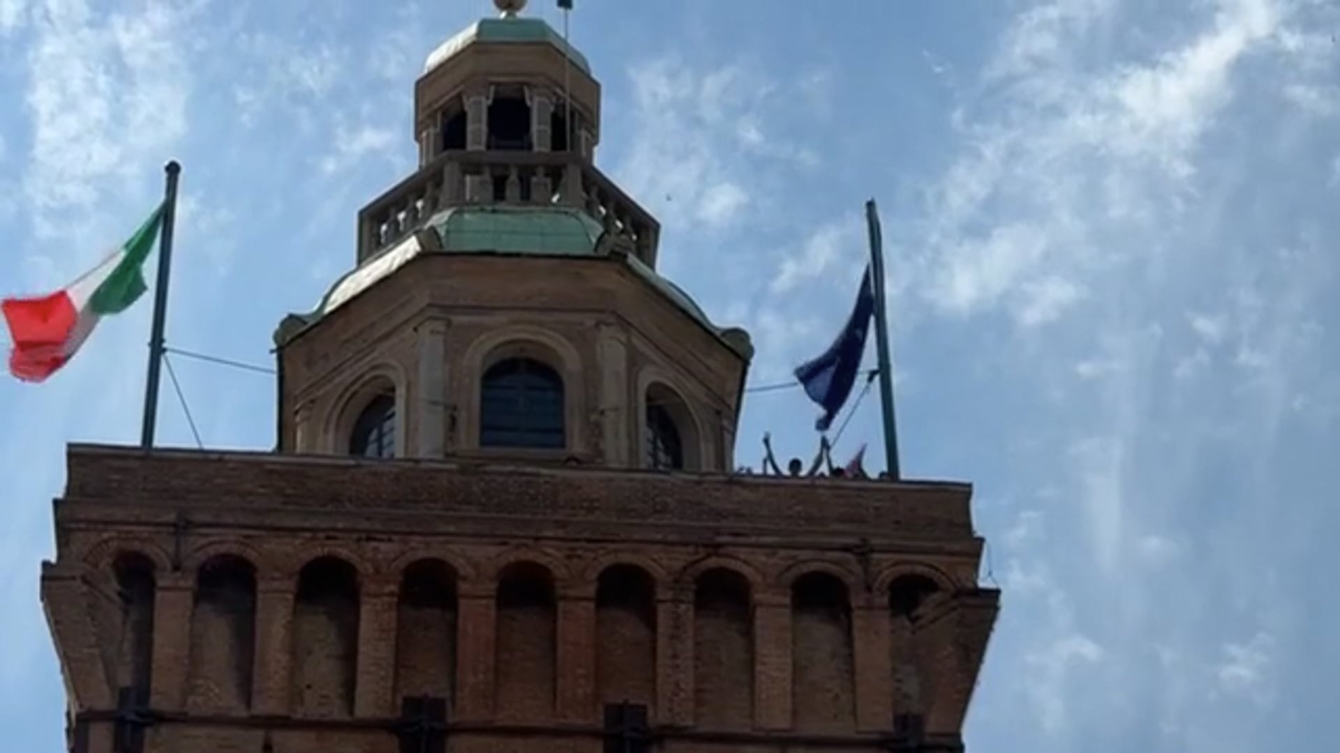 I bambini sventolano la bandiera palestinese in Comune