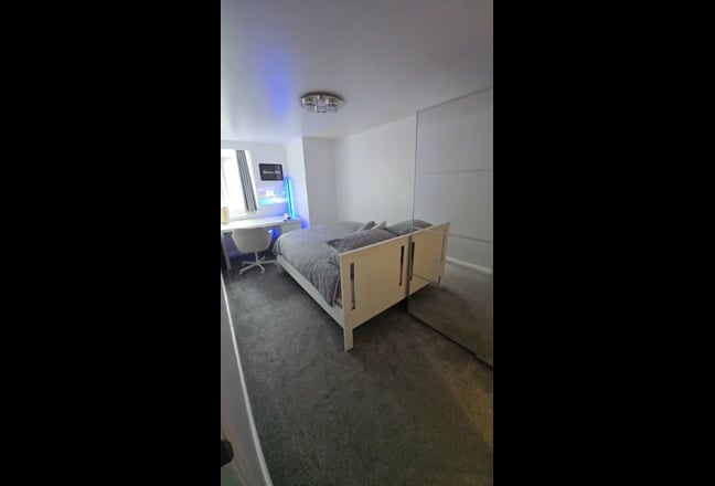 Double Room with En Suite Bills Inc. £620 Main Photo