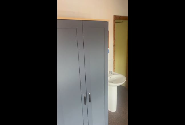 Large Quiet Double Room ( Near City Centre) Main Photo