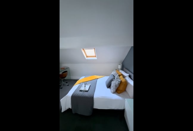 Lovely, quiet, top floor room Main Photo