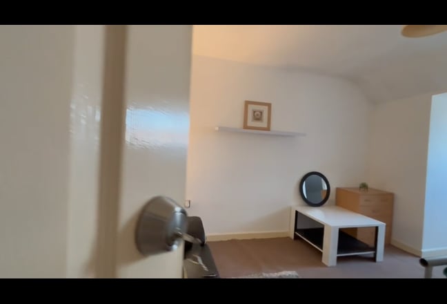 Beautiful Rooms in Hyde Town Centre Main Photo