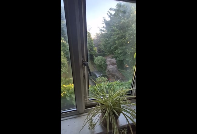 South facing room overlooking gardens Main Photo